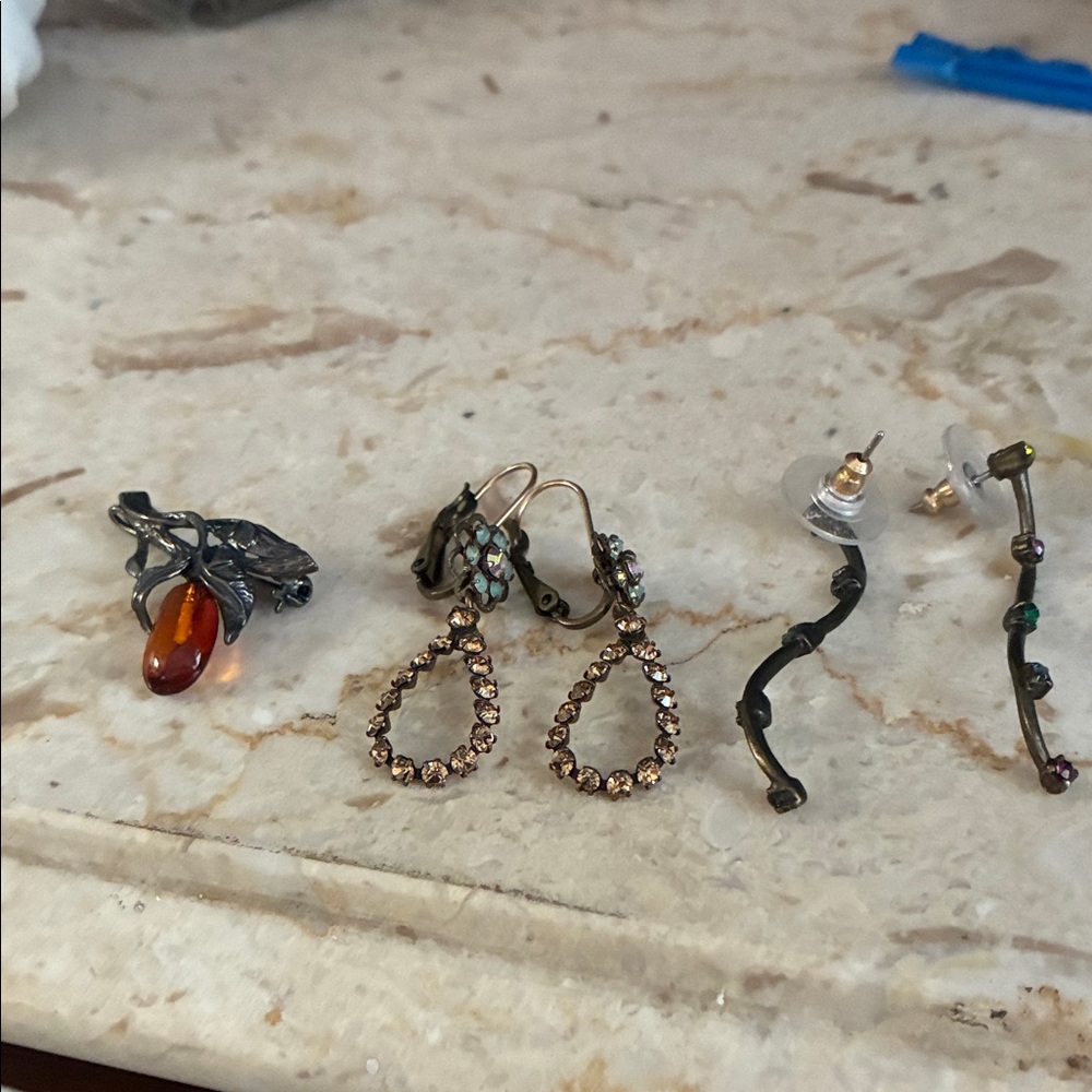Elegant Mixed Metal Earrings Set
Amber and silver tone  pin